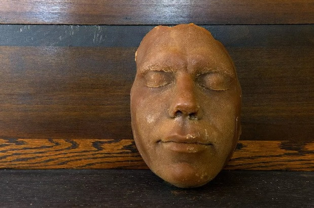 Các nhà nghiên cứu đã tử tái tạo khuôn mặt bản thân bằng sáp và phát hiện đó là vật liệu không ổn định, khó định hình được khuôn mặt sao cho giống người thật.