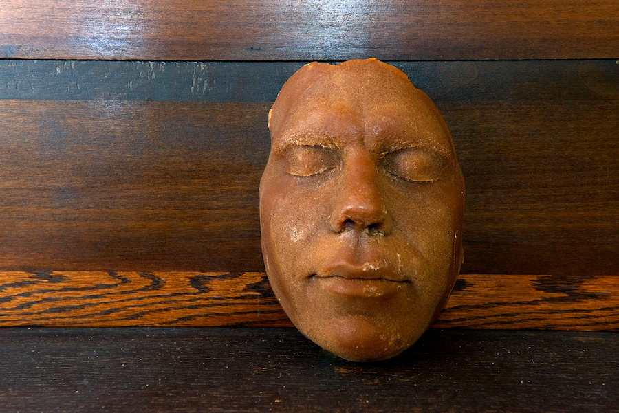 Theo đó, những mặt nạ xác chết được người La Mã thời cổ đại chế tác trông giống hệt gương mặt của người quá cố. Sau đó, chúng được dùng làm hình ảnh chuẩn để điêu khắc tượng cho người chết.