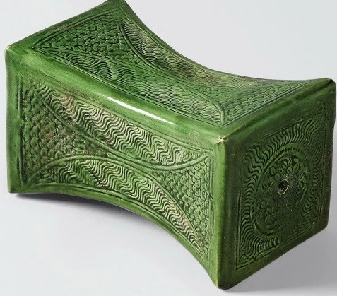 Từ đây, nhiều người tò mò vì sao người xưa chuộng gối sứ, gối gỗ. Trước bí ẩn này, các nhà khoa học đã vào cuộc tìm hiểu.