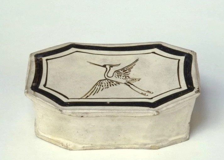 Một lý do khác khiến nhiều người chuộng các loại gối cứng như gối sứ, gối gỗ đó là vào thời phong kiến, cả nam giới và phụ nữ thường búi tóc cao. Việc dùng loại gối này sẽ giúp họ không bị rối tóc. Nhờ vậy, vào sáng hôm sau, họ sẽ tiết kiệm thời gian để chải tóc, búi tóc.