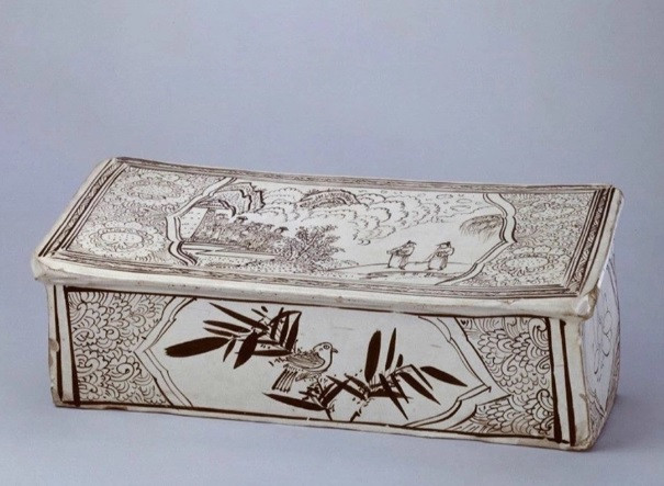 Theo nghiên cứu của các chuyên gia, những người dân bình thường có kinh tế không mấy khá giả. Vậy nên, họ không đủ tiền để mua những chiếc gối làm từ tơ tằm, lông ngỗng, len... có giá rất cao.