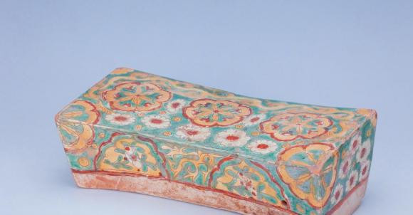 Thêm nữa, gối sứ và gối gỗ cũng có nhiều kiểu dáng, màu sắc phong phú, đa dạng phù hợp cho sở thích của nhiều người.