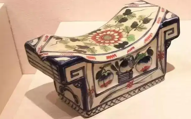 Loại gối mềm mại, êm ái này có giá cao chỉ dành cho những người giàu có, có địa vị và quyền lực cao trong xã hội. Vậy nên, người dân bình thường mua những chiếc gối sứ, gối gỗ để sử dụng. Những loại gỗ này dễ sản xuất và có giá thành rẻ.