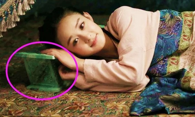 Người Trung Quốc thời phong kiến sử dụng phổ biến gối sứ, gối gỗ khi ngủ. Mặc dù những chiếc gối làm từ tơ tằm, lông ngỗng, len... mang đến cảm giác êm ái, thoải mái nhưng không được nhiều người lựa chọn.