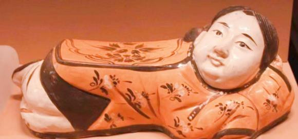 Đặc biệt, gối sứ và gối gỗ còn có tác dụng đối với sức khỏe người dùng. Cụ thể, vào mùa Hè, thời tiết nóng bức khiến mọi người khó ngủ do thời phong kiến chưa có các sản phẩm làm mát như quạt điện hay điều hòa.