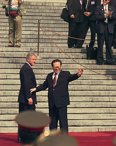 Chủ tịch Trung Quốc Giang Trạch Dân chủ trì lễ đón Tổng thống Mỹ Bill Clinton khi người đứng đầu nước Mỹ có chuyến thăm chính thức vào năm 1998.