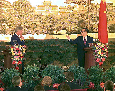Chủ tịch Giang Trạch Dân phát biểu chào mừng chuyến thăm Trung Quốc của Tổng thống Bill Clinton.