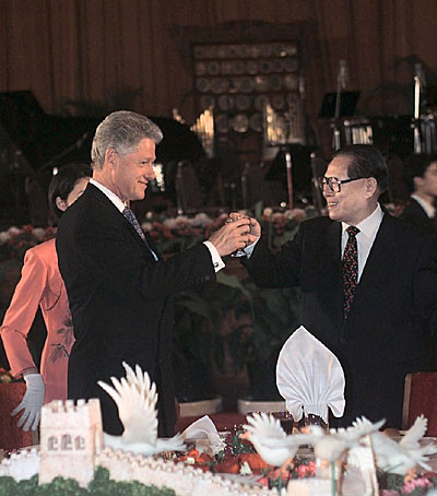Chủ tịch Giang Trạch Dân chủ trì quốc yến tiếp đón Tổng thống Bill Clinton.
