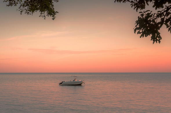 Hồ Victoria được mệnh danh là viên ngọc quý của châu Phi khi sở hữu cảnh quan thiên nhiên tuyệt đẹp. Không những vậy, khu vực xung quanh hồ còn có nhiều di tích thời tiền sử.