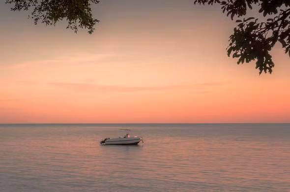 Hồ Victoria được mệnh danh là viên ngọc quý của châu Phi khi sở hữu cảnh quan thiên nhiên tuyệt đẹp. Không những vậy, khu vực xung quanh hồ còn có nhiều di tích thời tiền sử.