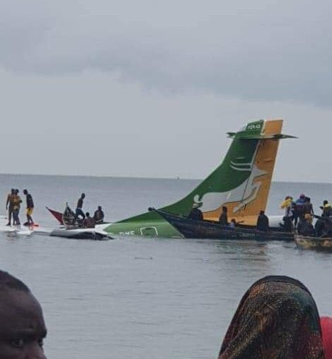 Cảnh sát Tanzania cho biết vào chiều ngày 6/11 (giờ Việt Nam), máy bay ATR 42-500 khởi hành từ thành phố Dar es Salaam đã lao xuống hồ Victoria, Tanzania khi đang tìm cách hạ cánh xuống sân bay Bukoba trong điều kiện có bão và mưa lớn. Máy bay rơi xuống hồ nước này khi cách sân bay khoảng 100m.