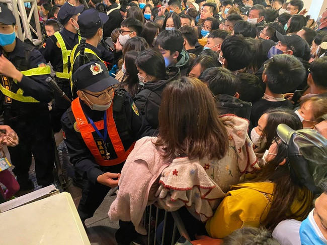 Theo lý giải của chuyên gia Still, "crowd crush" hay "surge" xảy ra khi mọi người tập trung lại với nhau trong một không gian hạn chế và có những chuyển động như xô đẩy khiến đám đông ngã nhào. Từ đây, ông Still nhận định sự việc xảy ra tối 29/10 là "hiệu ứng domino".