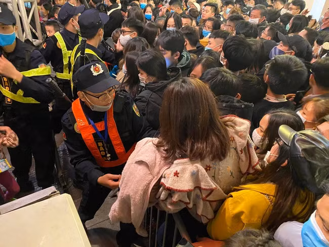 Theo lý giải của chuyên gia Still, "crowd crush" hay "surge" xảy ra khi mọi người tập trung lại với nhau trong một không gian hạn chế và có những chuyển động như xô đẩy khiến đám đông ngã nhào. Từ đây, ông Still nhận định sự việc xảy ra tối 29/10 là "hiệu ứng domino".