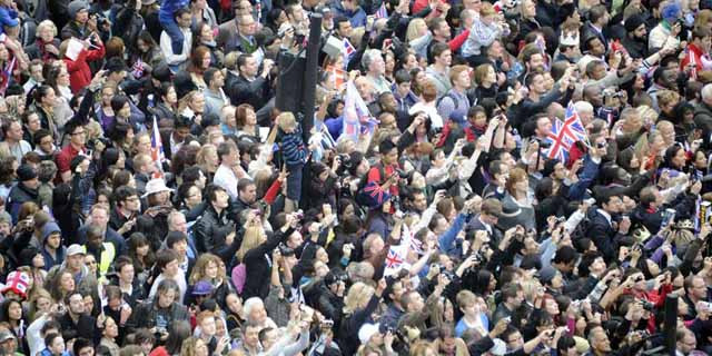 Khi một người xã xuống thì những người gần đó cũng ngã theo giống như những quân cờ domino. Nhiều người la hét, kêu cứu và cố gắng đứng dậy nhưng không thể. Theo đó, các nạn nhân dân cảm thấy khó thở.