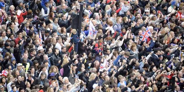 Khi một người xã xuống thì những người gần đó cũng ngã theo giống như những quân cờ domino. Nhiều người la hét, kêu cứu và cố gắng đứng dậy nhưng không thể. Theo đó, các nạn nhân dân cảm thấy khó thở.