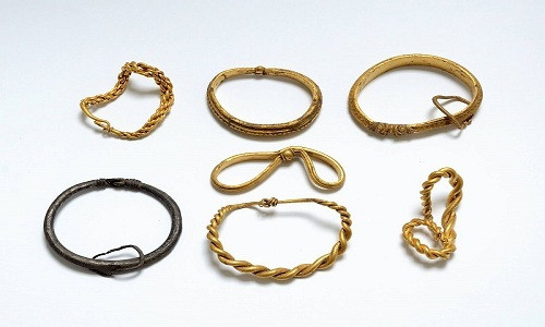 Vào năm 2016, nhóm nhà khảo cổ học tên "Team Rainbow Power" sử dụng máy dò kim loại và tìm thấy 7 dây chuyền từ thời Viking trên một cánh đồng thuộc thành phố Vejen ở Jutland, Đan Mạch.