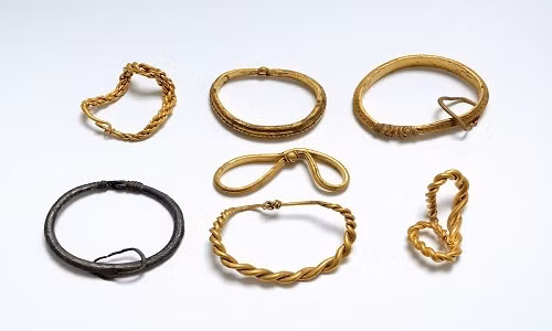 Vào năm 2016, nhóm nhà khảo cổ học tên "Team Rainbow Power" sử dụng máy dò kim loại và tìm thấy 7 dây chuyền từ thời Viking trên một cánh đồng thuộc thành phố Vejen ở Jutland, Đan Mạch.