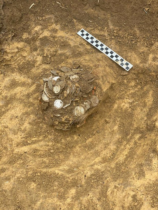 Sau hơn 2 tiếng, nhóm của Mahoney nghe thấy âm thanh phát ra từ máy dò kim loại. Theo đó, họ đào sâu xuống mặt đất và tìm thấy 1.061 đồng tiền có niên đại từ thế kỷ 15 - 17. Trong số này, đồng xu cổ nhất là 1 đồng shilling thời Elizabeth I có niên đại 1573 - 1578. Kho báu tiền cổ này được định giá lên tới 100.000 bảng Anh (khoảng 3 tỷ đồng).