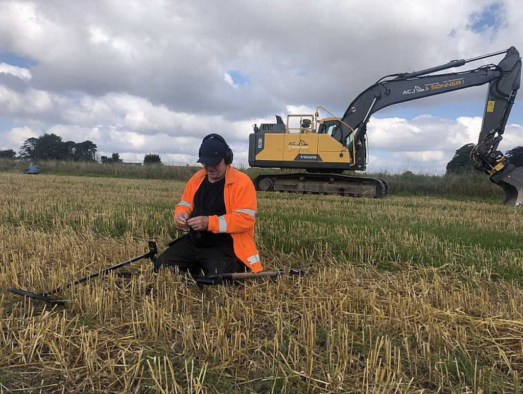 Vào tháng 9/2021, Viện bảo tàng Vejle của Đan Mạch thông báo ông Ole Ginnerup Schytz phát hiện kho báu quý giá gồm 22 món đồ bằng vàng từ thế kỷ thứ 6. Ông có phát hiện quan trọng này khi sử dụng máy dò kim loại trên cánh đồng ở Jelling.