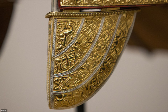 Kho báu đó gồm gần 4 kg cổ vật là vàng và 1,7 kg cổ vật được chế tác từ bạc. Các chuyên gia cho hay khoảng 80% trong số gần 700 cổ vật được xác định là các vũ khí được dùng thời chiến, đa số là kiếm. Số cổ vật quý giá này được xác định có niên đại vào khoảng giữa thế kỷ 6 và thế kỷ 7.