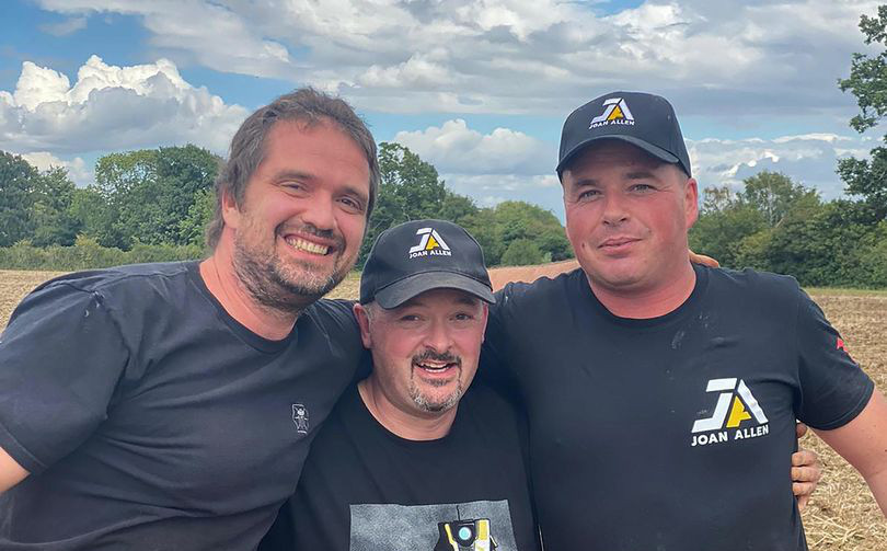 Trong năm 2020, Luke Mahoney, 40 tuổi, người Anh, may mắn tìm thấy kho báu nhờ máy dò kim loại cổ. Anh cùng 2 người bạn là Dan Hunt và Matt Brown sử dụng máy dò tìm kim loại tại một cánh đồng nằm ở phía sau 1 quán rượu địa phương với hy vọng tìm được các kim loại quý hiếm.