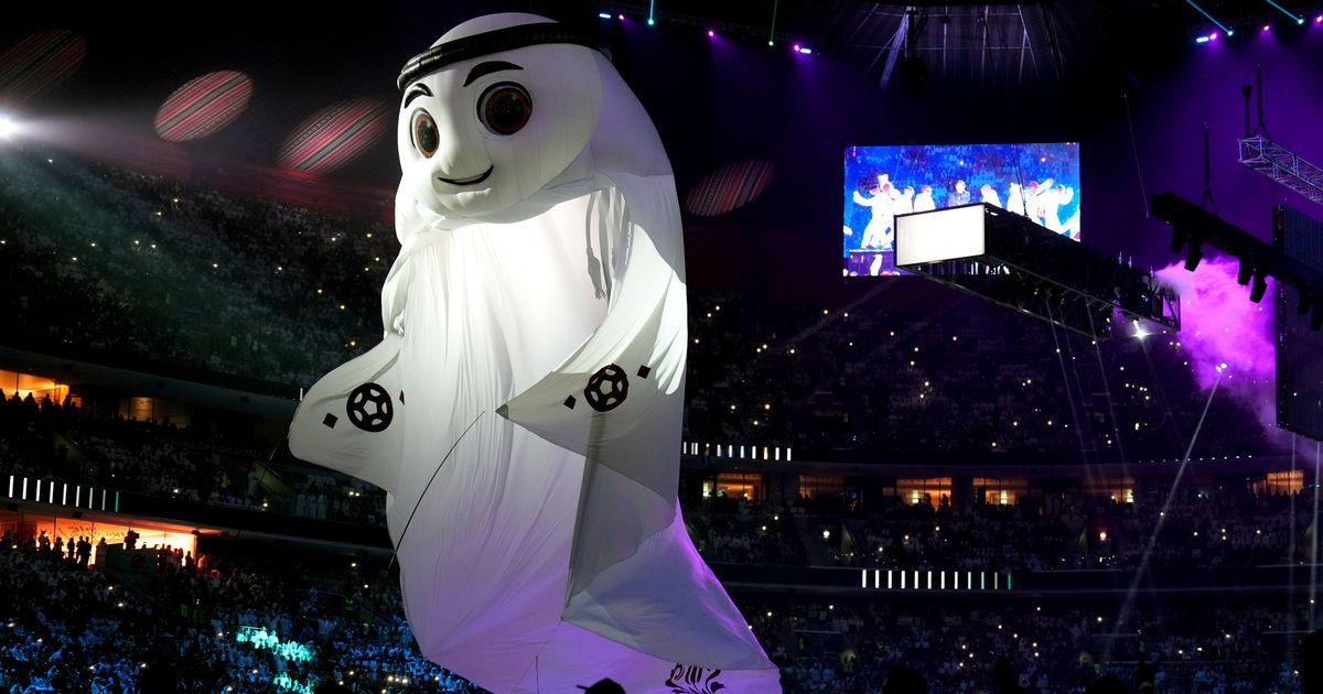 Linh vật La’eeb được thiết kế với kỳ vọng sẽ truyền cảm hứng, mang lại tinh thần lạc quan và đoàn kết đến với các cổ động viên trên khắp thế giới.