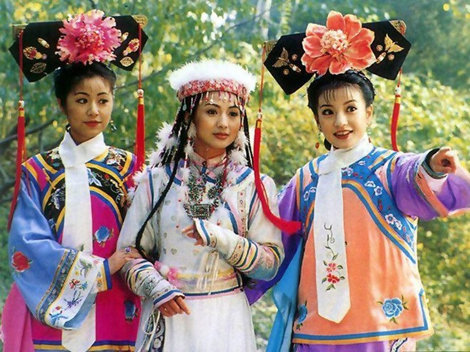 Bên cạnh trâm cài tóc, phi tần nhà Thanh còn sử dụng lưu tô. Đây là loại trang sức có thể dùng để gắn lên búi tóc hay mũ lớn đội đầu.