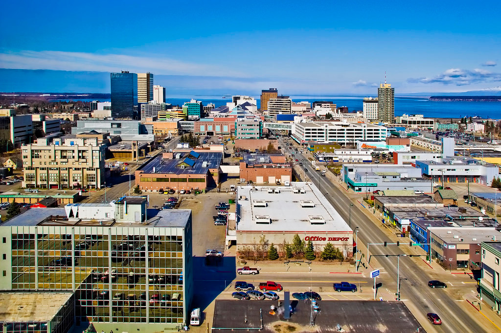 Tuy nhiên, Tổng thống Mỹ khi ấy là Andrew Johnson và Ngoại trưởng William Seward đã ủng hộ việc mua lại Alaska. Do đó, thương vụ này được Nga - Mỹ xúc tiến và hoàn tất quá trình mua - bán Alaska vào năm 1867.