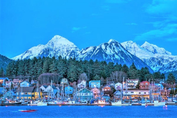 Ý định bán Alaska cho Mỹ được Nga bắt đầu triển khai sau cuộc chiến tranh Crimea (diễn ra từ năm 1853 -1856). Vào thời điểm bấy giờ, Nga - Mỹ có quan hệ hữu nghị.