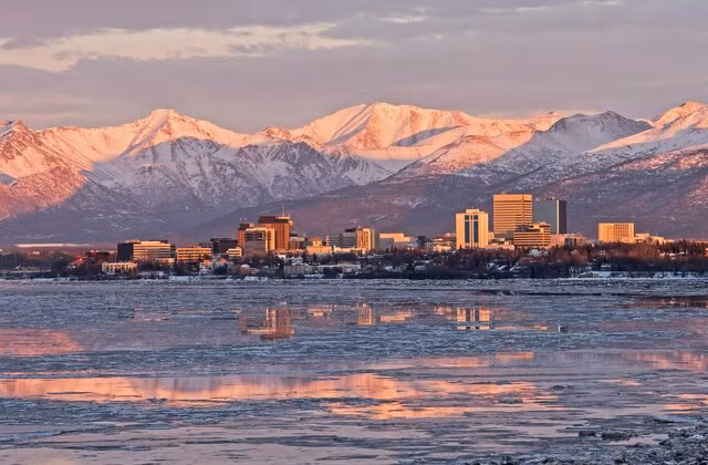 Thêm nữa, Nga nhận thấy Anh có thể dễ dàng chiếm được Alaska bất cứ lúc nào. Nguyên do là bởi Anh là nước có tài sản ở Canada - quốc gia tiếp giáp với Alaska từ phía Đông. Người Nga khi ấy coi Anh là đối thủ địa chính trị.