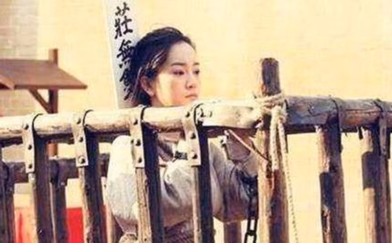 Cuộc sống tại nơi lưu đày của tù nhân vô cùng khổ cực khi luôn ở trong tình trạng thiếu thốn thức ăn, đau ốm, bệnh tật hiếm khi được khám bệnh, điều trị, thậm chí bị lính canh đánh đập trong lúc lao động khổ sai.