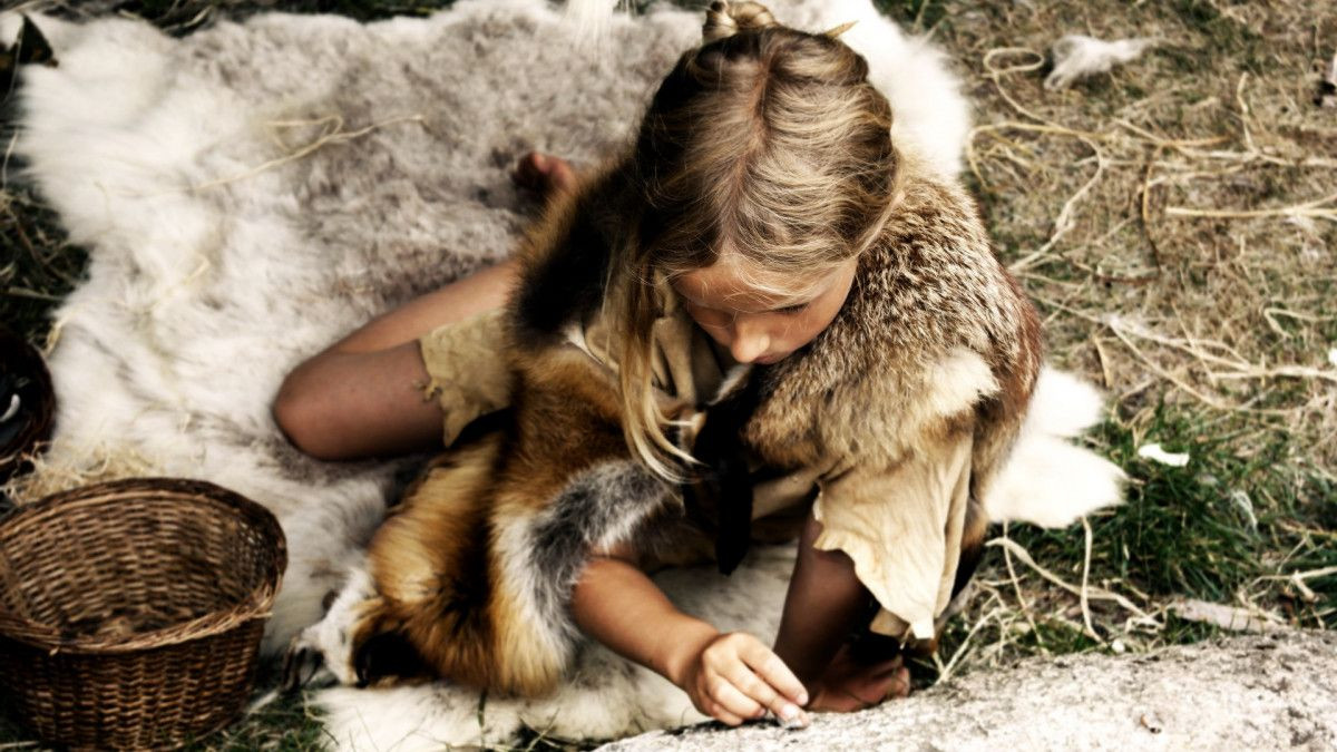 Ngoài ra, các chuyên gia suy đoán, lông chó tìm thấy trong mộ cổ cũng có thể đến từ quần áo hoặc giày khâu từ da chó sói. Việc người dân thời Đồ đá chôn cất cùng với động vật phải không phải là phát hiện duy nhất.