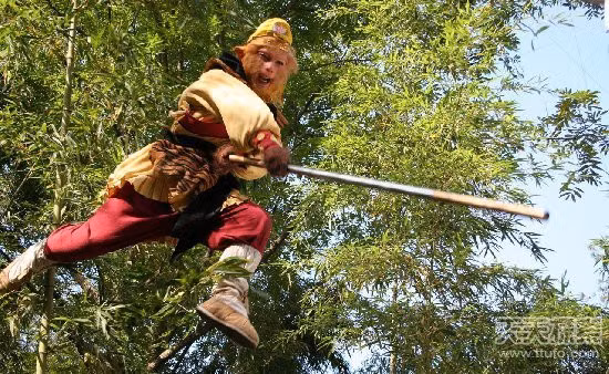 Đối chiếu với thời điểm tiểu thuyết "Tây Du Ký" ra mắt công chúng, các chuyên gia cho rằng có thể 2 người được chôn cất trong lăng mộ hợp táng trên là nguyên mẫu cho Ngô Thừa Ân xây dựng nên nhân vật Tề Thiên Đại Thánh.