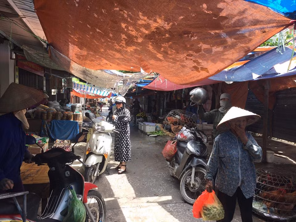 Trong khi chợ khang trang bỏ không, các tiểu thương lại lấn đường dân sinh gần đó họp chợ đã khiến một số người dân bức xúc. Mong rằng, UBND tỉnh Quảng Ninh, UBND TP Uông Bí, phường Nam Khê sớm có giải pháp hữu hiệu để giải quyết tình trạng trên, chấm dứt ngay tình trạng chiếm lòng, lề đường làm chợ như hiện nay và xem xét mức giá phù hợp để tạo sự đồng thuận cao của các tiểu thương.