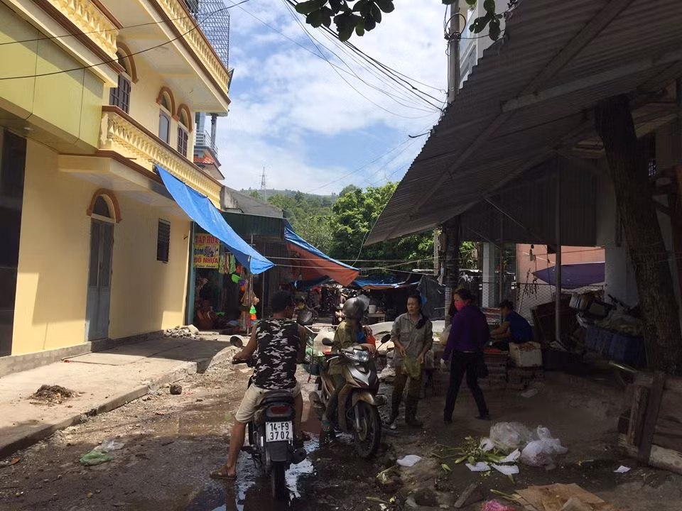 Người dân lấn đường dân sinh để kinh doanh buôn bán ngay cạnh khu chợ mới xây dựng khang trang.