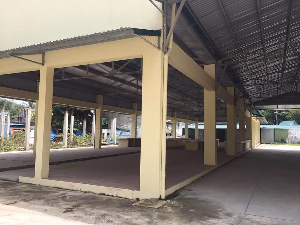 “Khu chợ Nam Khê chỉ vướng một sự việc đó chính là giá cho thuê. Ngay như bọn tôi làm một cái giá ở chợ, đề nghị lên Sở Tài Chính thẩm định rồi lại đưa ra các sở, ban ngành và lên UBND tỉnh phê duyệt nhưng đến nay vẫn chưa xong. Việc chậm chễ trong phê duyệt giá dẫn đến ảnh hưởng đến quá trình kinh doanh của doanh nghiệp. Theo giá kiến nghị của chúng tôi, giá thuê khoảng 70.000đ/m2 nhưng hiện nay vẫn đang đợi phê duyệt giá của UBND tỉnh Quảng Ninh rồi mới vận hành. Khi đó tiểu thương nào vào thì vào, không vào thì thôi”, ông Quỳnh cho hay.