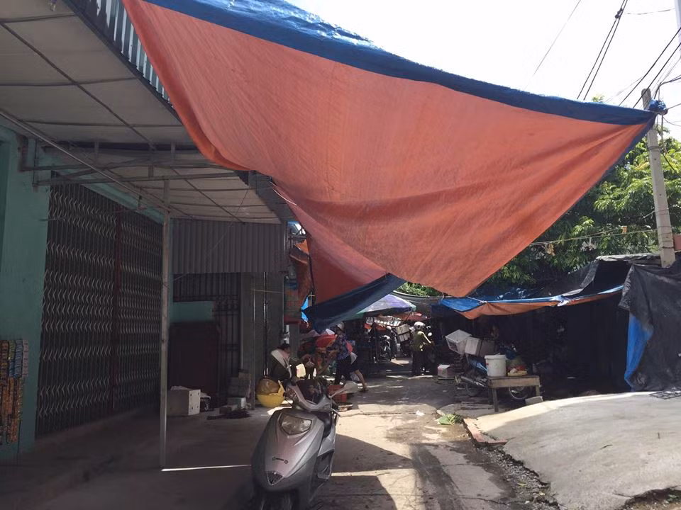 Trao đổi với PV về vấn đề này, bà Vũ Thị Hồng Nhung - Chủ tịch UBND phường Nam Khê - cho biết, tất cả đang diễn ra theo đúng quy trình. “Hiện nay, UBND tỉnh Quảng Ninh đang xem xét phê duyệt giá cho thuê. Khi chưa có giá thì chưa có gì để trả lời cả”, bà Nhung cho biết.