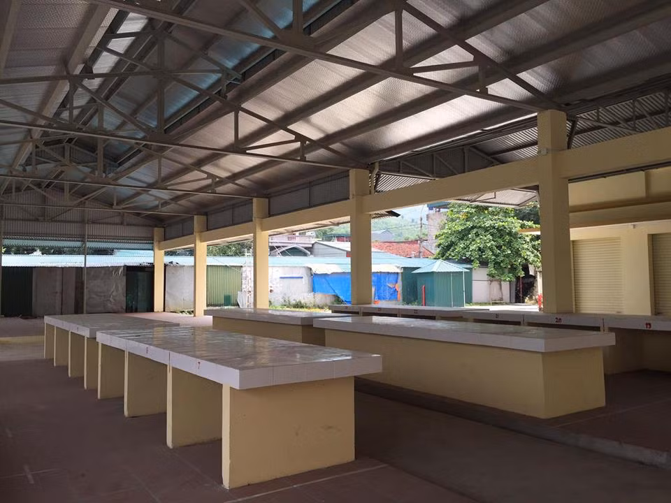 Trao đổi với PV Kiến Thức, một số tiểu thương cho biết, dù biết khu chợ mới khang trang, sạch đẹp và đủ điều kiện hoạt động nhưng do giá cả khá cao nên các tiểu thương chưa đồng ý vào chợ để kinh doanh buôn bán.