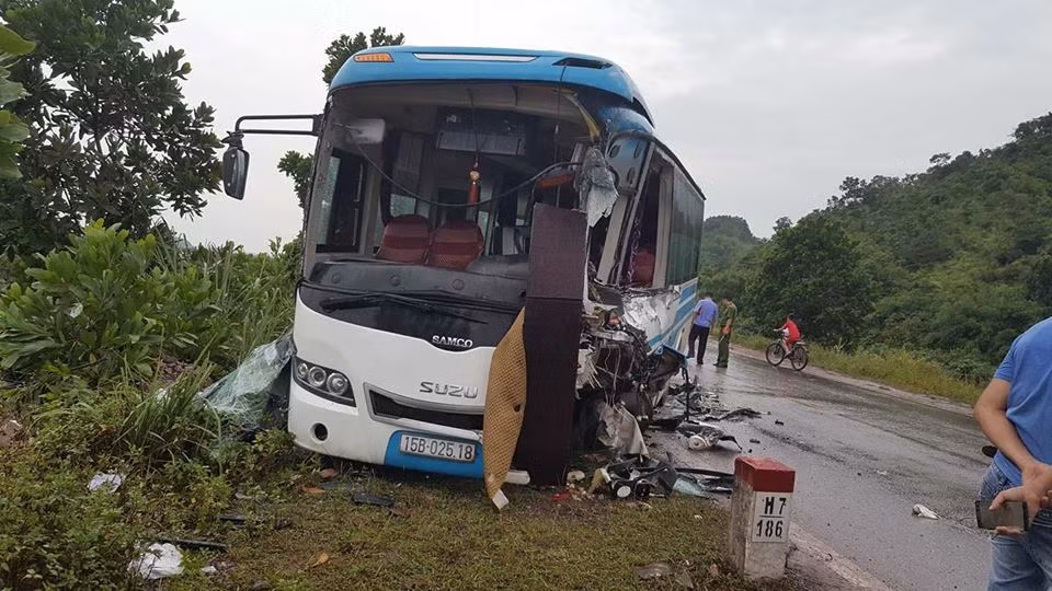 Quang Ninh: Container dam xe khach, hang chuc nguoi so mat via-Hinh-3