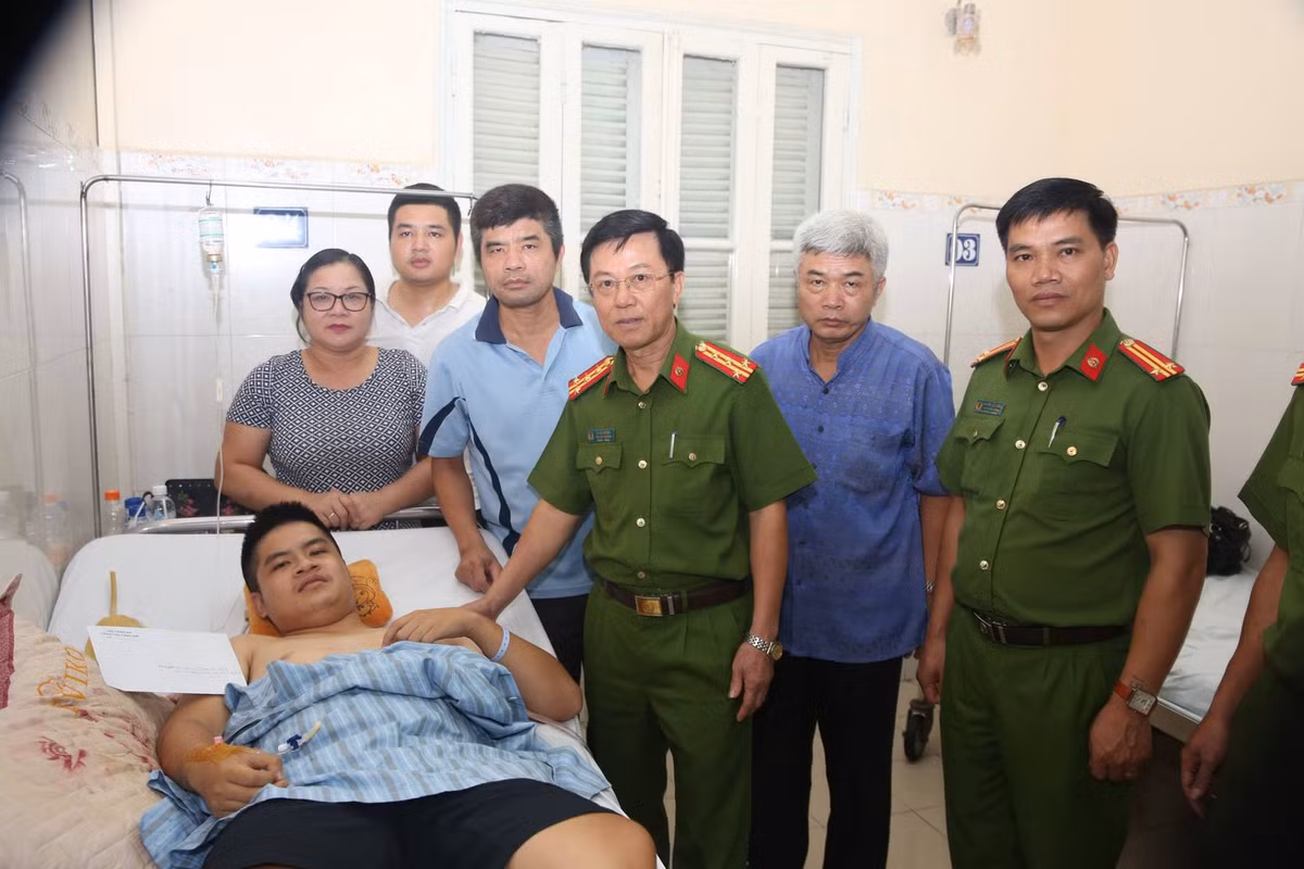 Gap nan khi truy duoi doi tuong nghi mang ma tuy: Suc khoe 2 CSGT gio ra sao?-Hinh-2