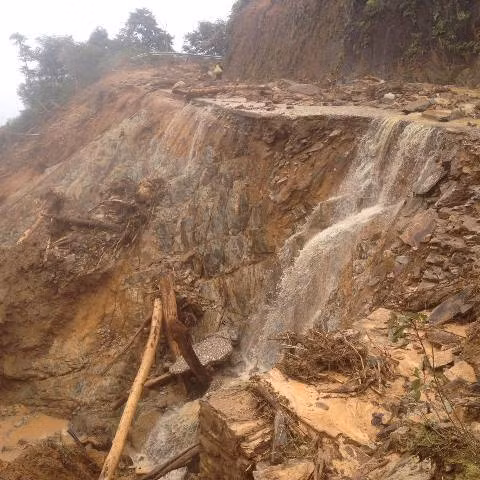 Tim thay thi the chau be bi lu cuon o Mu Cang Chai-Hinh-2