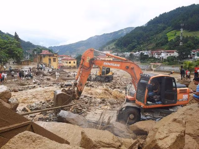 Tim thay thi the chau be bi lu cuon o Mu Cang Chai-Hinh-8