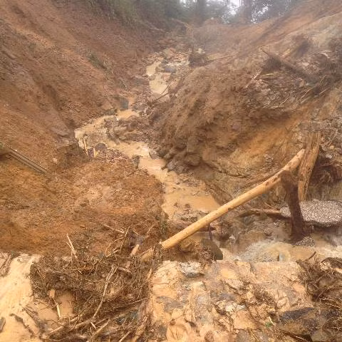 Tim thay thi the chau be bi lu cuon o Mu Cang Chai-Hinh-3