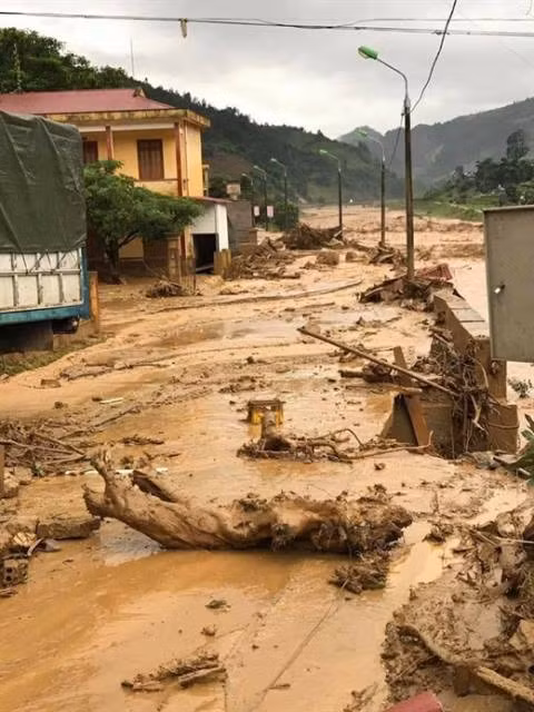 Tim thay thi the chau be bi lu cuon o Mu Cang Chai-Hinh-10