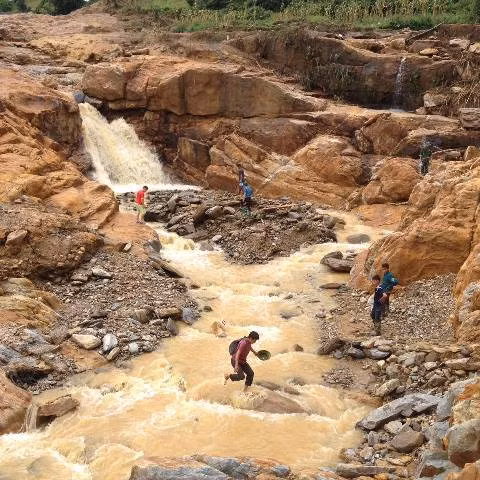 Tim thay thi the chau be bi lu cuon o Mu Cang Chai-Hinh-5