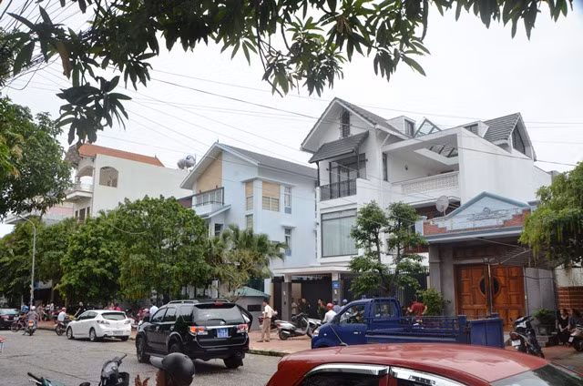 QN: Hai chi em chet bat thuong trong can biet thu