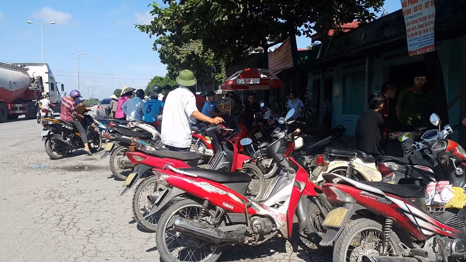 Hai Duong: Dang dieu tra vu thanh nien chet guc ky la ven duong-Hinh-7