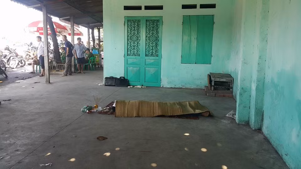 Hai Duong: Dang dieu tra vu thanh nien chet guc ky la ven duong-Hinh-2