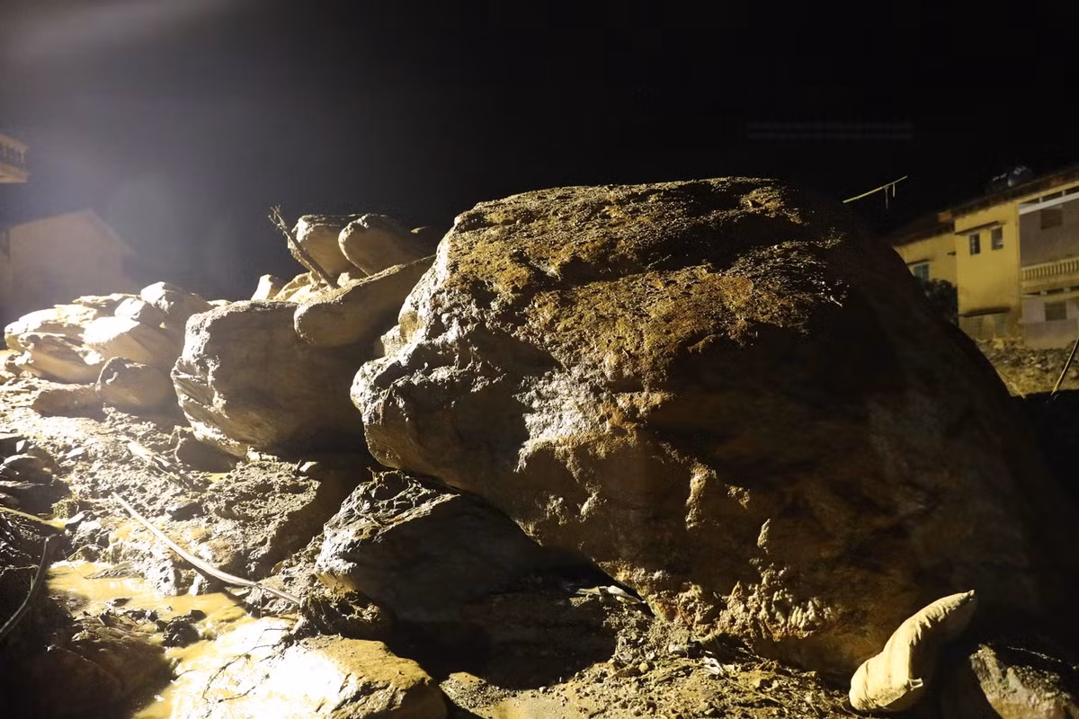 Những tảng đá to nằm án ngữ khắp nơi.