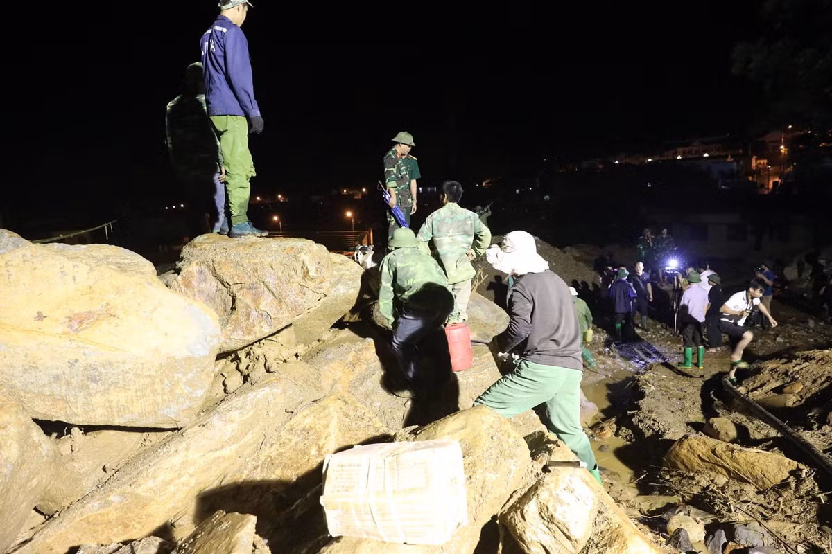 Ngay trong đêm 3/8, hàng trăm người vẫn nỗ lực tập trung tìm kiếm các nạn nhân mất tích và khắc phục hậu quả do lũ quét để lại. Đến 22h cùng ngày, lực lượng chức năng đã tìm thấy thêm một người mất tích.